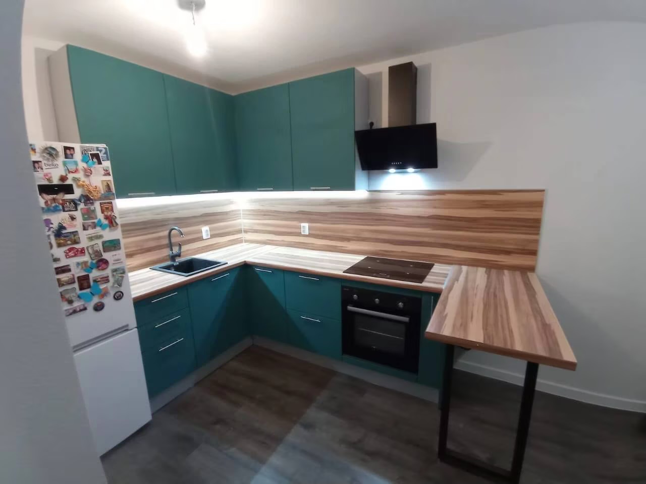 Установленная кухня с фасадами под дерево