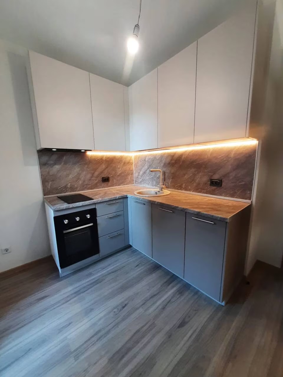 Современная кухня в сером и древесном оттенках