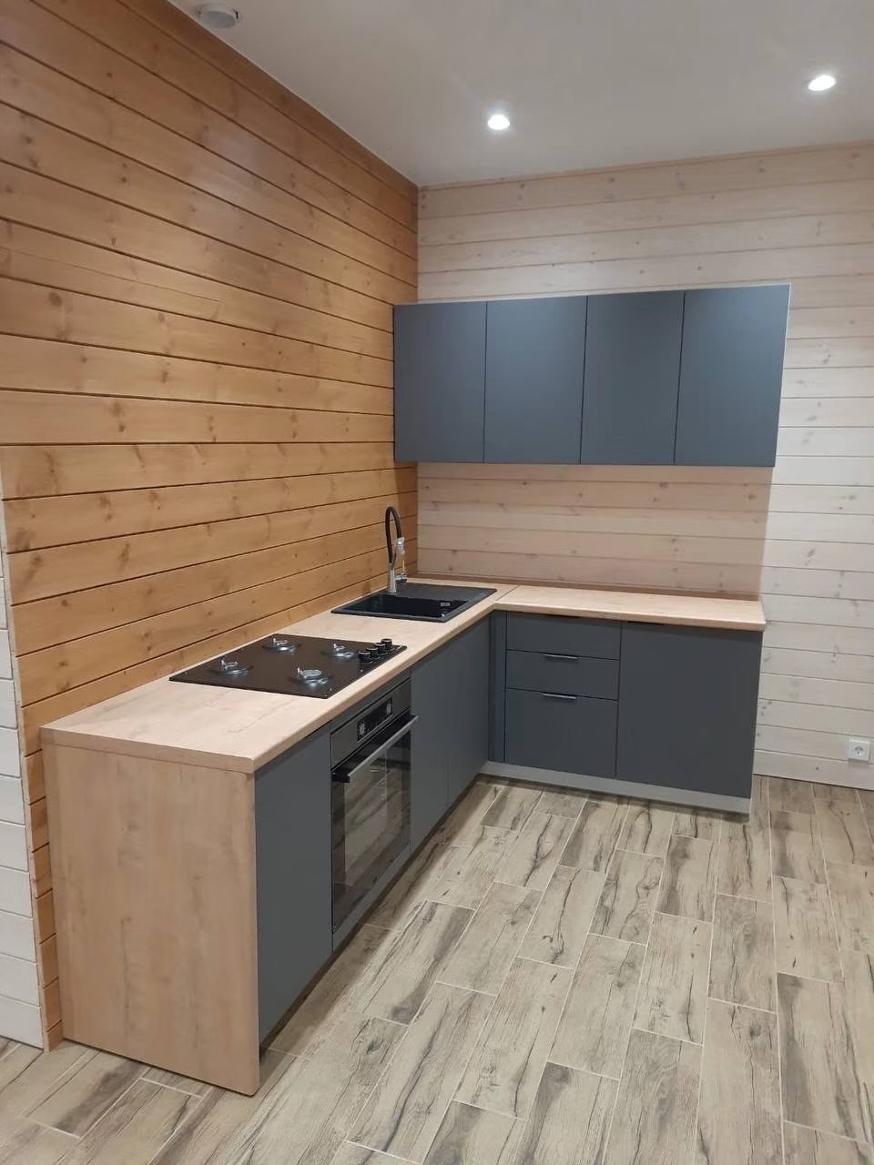 Установленная кухня с графитовыми фасадами