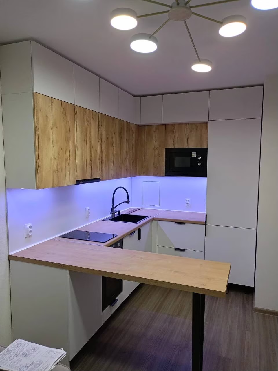 Современная угловая кухня после завершения монтажа